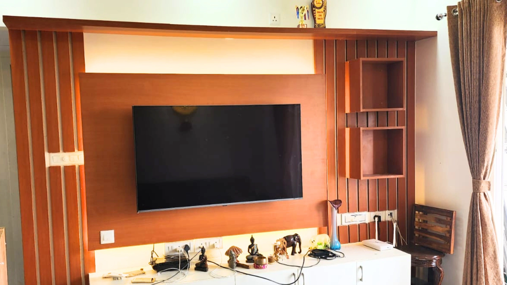 bungalow-living-room-tv-unit-interior-in-chennai-done-by-eps-interior-industries